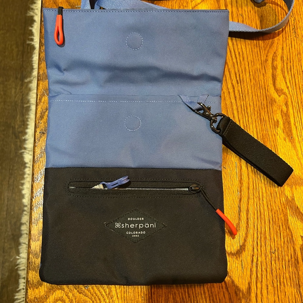 Sherpani Pica crossbody. Blue and black